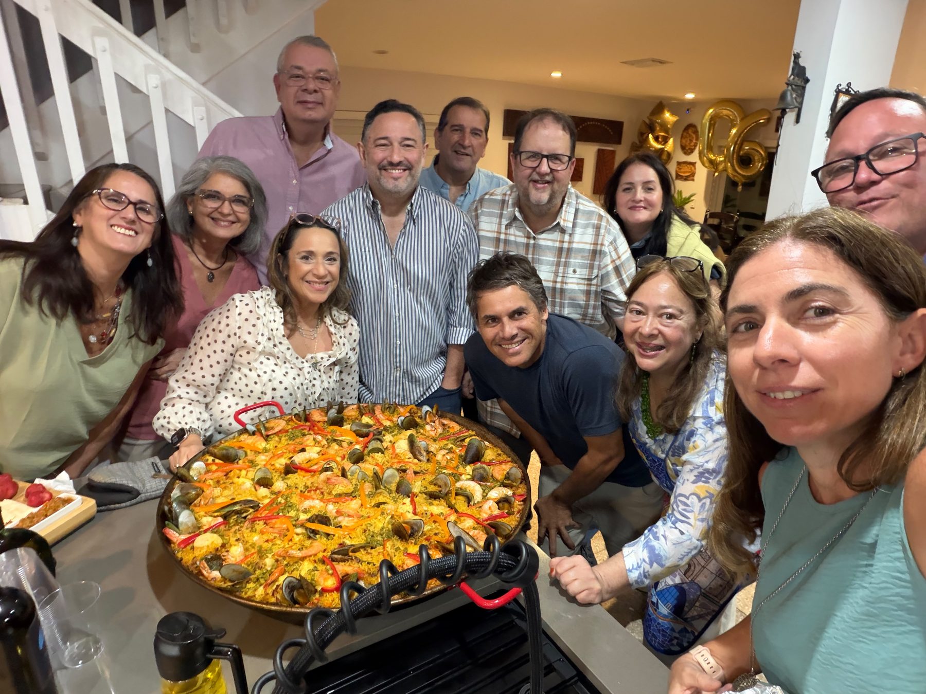 La CAM 5 reunida alrededor de una paella de Reina