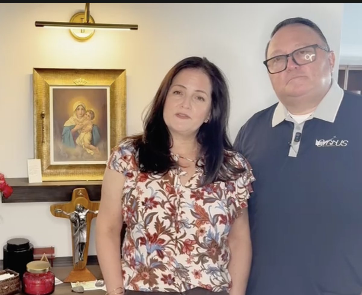 Vicente Miralles y María Angélica Valencia frente a la imagen de la Mater