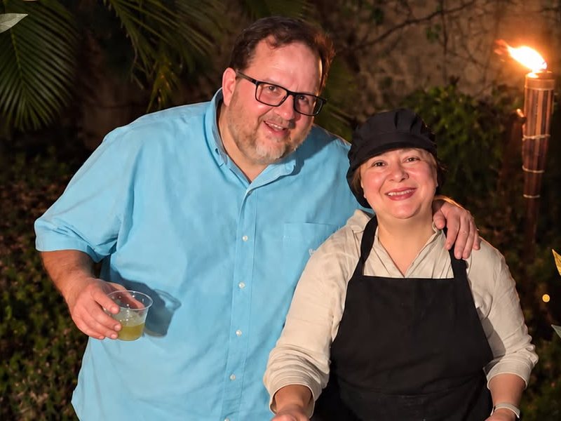 Reina y Fernando cocinando una paella